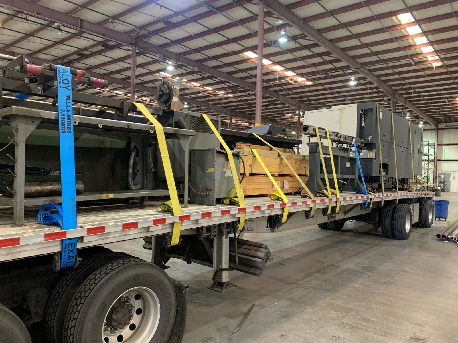 Maquinaria industrial asegurada flatbed carga transporte